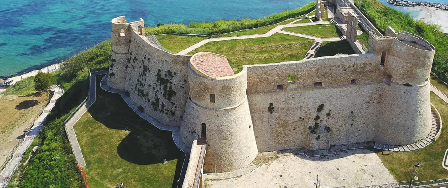 LE ISOLE TREMITI, PUNTA  ADERCI E I TRABOCCHI