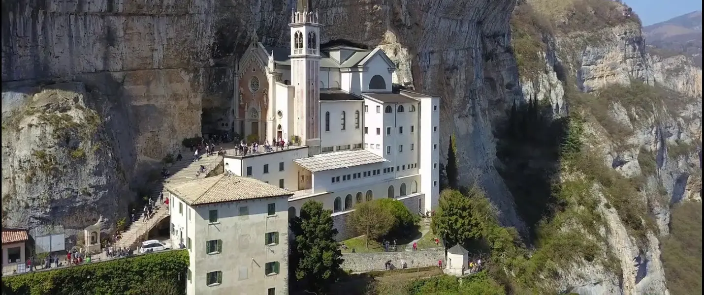 MADONNA DELLA CORONA E GARDA